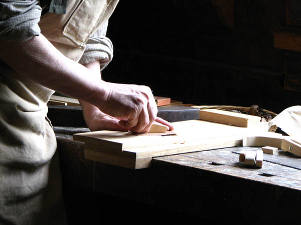 Nuestro equipo de profesionales cuenta  con muchos años de contrastada <strong>experiencia</strong> en el sector de la <strong>carpintería de madera en Begonte</strong>.